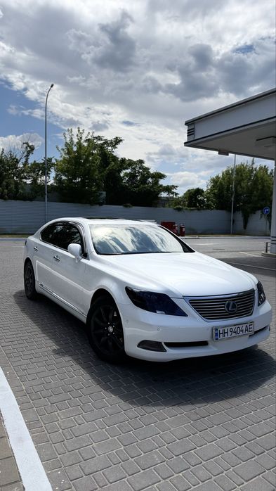 Lexus ls 600 hl в очень хорошем состоянии весь в родной краске!
