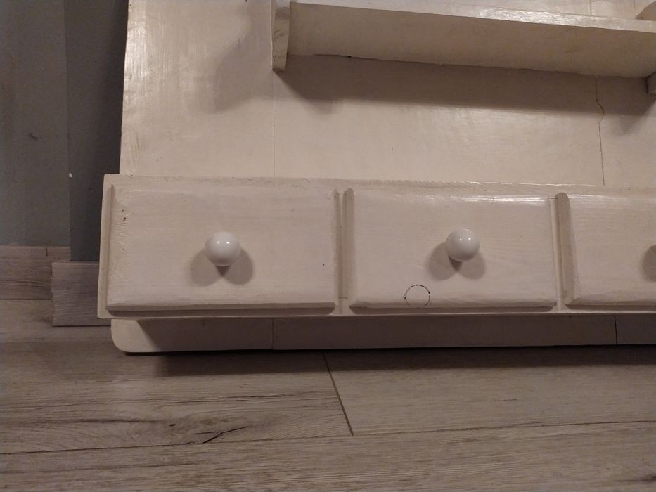 Stara odrestaurowana szafka wisząca kuchenna