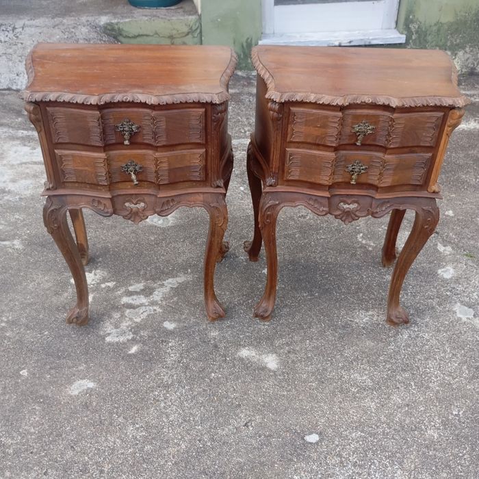 Vendo pare de mesinhas muita bonitas bom estado