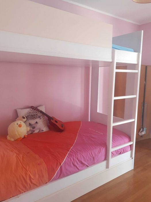 Beliche branco em madeira com gavetão