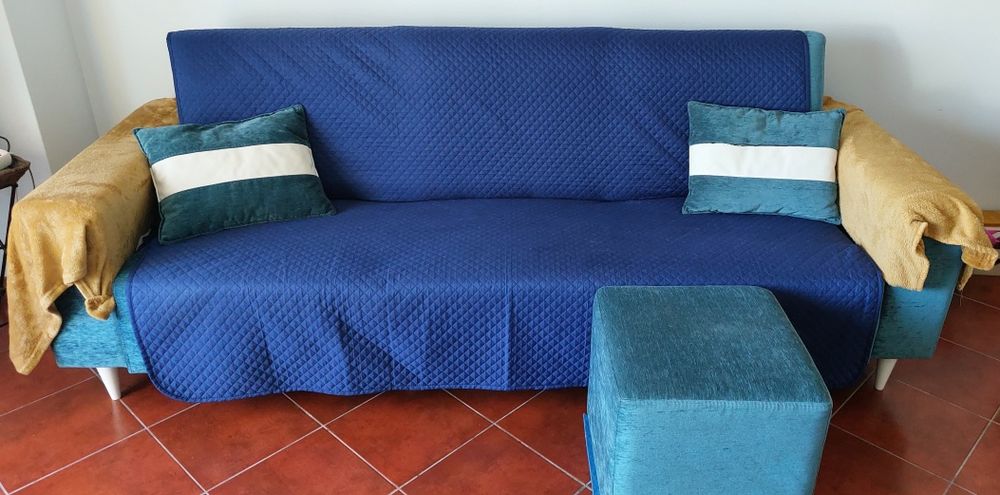 Sofá com almofadas e Puf