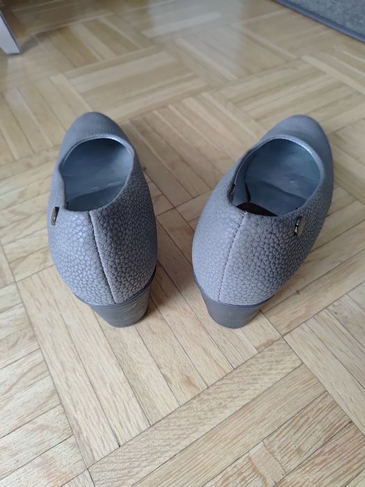 Pantofle ze skóry damskie szare na koturnie