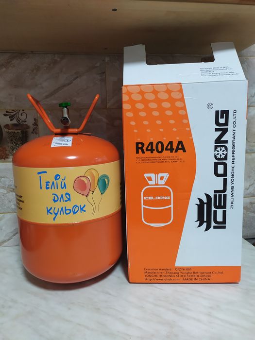 Пустий балон від гелію для повітряних кульок.