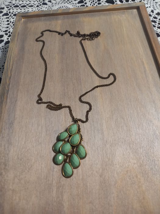 Wisior z zielonymi łezkami