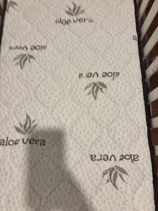 Berço com colchão e capa impermeável