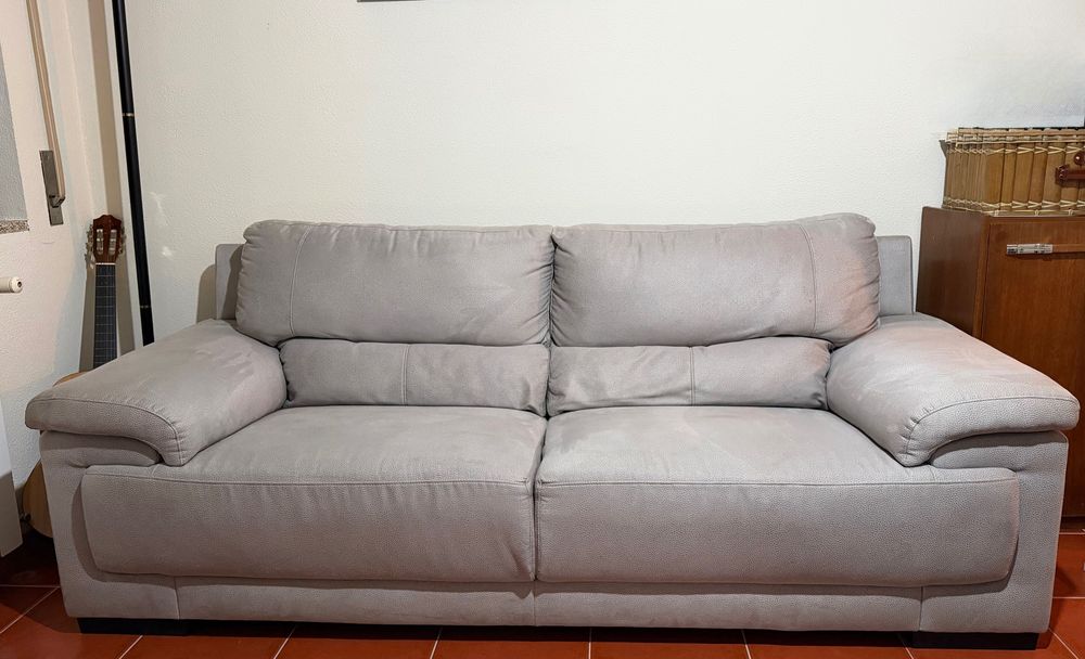 Sofá - 2,10 m (comprimento) x 82 cm (largura)