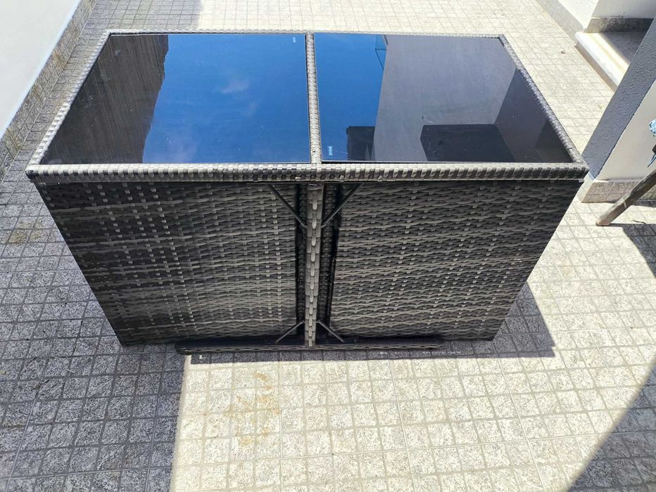 Mesa e cadeiras de jardim