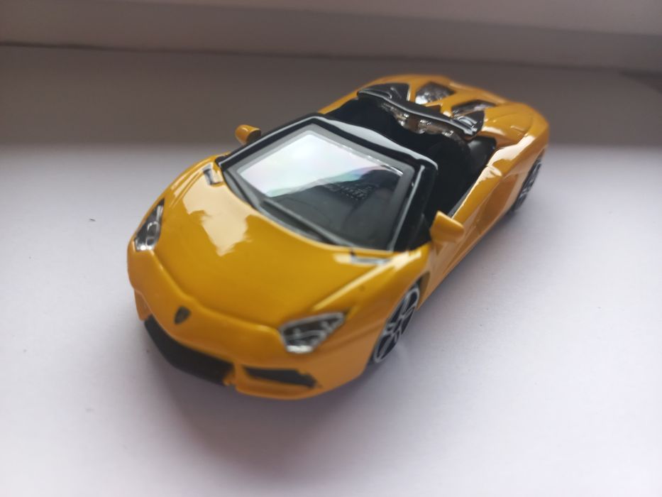 Bburago Lamborghini Aventador LP700-4 Roadster,  skala 1:43
