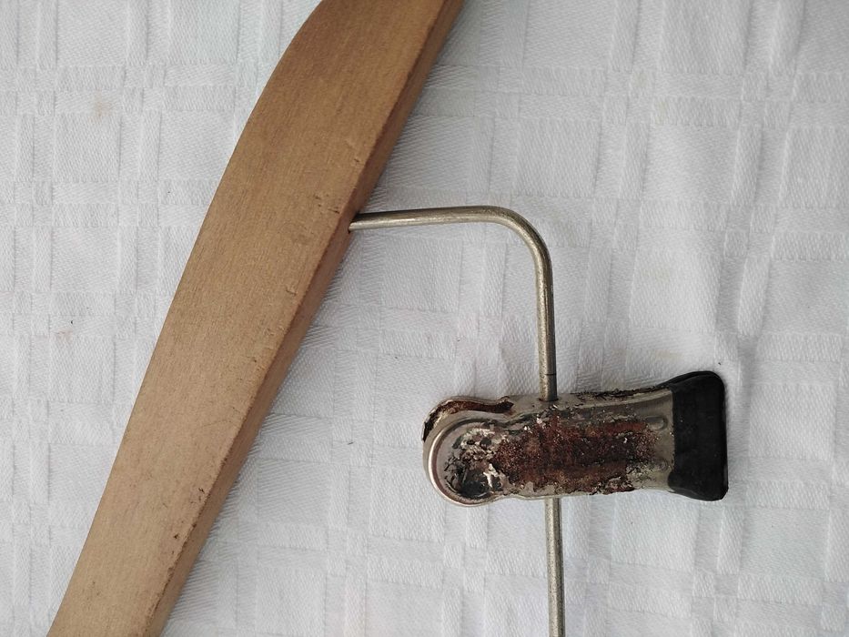 Dois Cabides, um em metal, outro em madeira