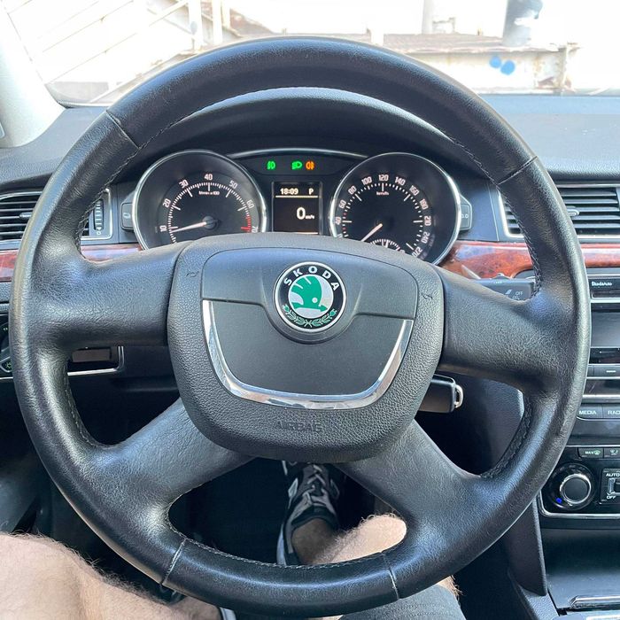 Skoda Superb 2011 продаж авто купити Шкода Суперб в Україні седан ліфтбек автомат DSG бензин комфортний та просторий автомобіль у гарному стані машина