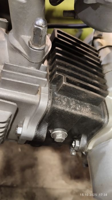 Мотор мопеда 110 кубиків.