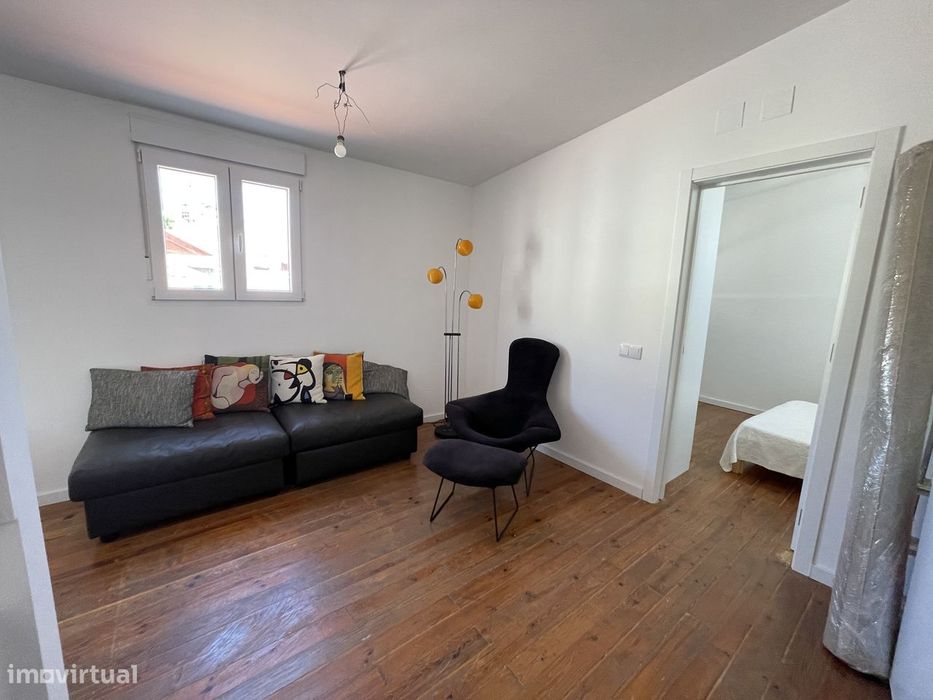T2 Apartment in Lisbon, Misericórdia, with Abundant Natural Light