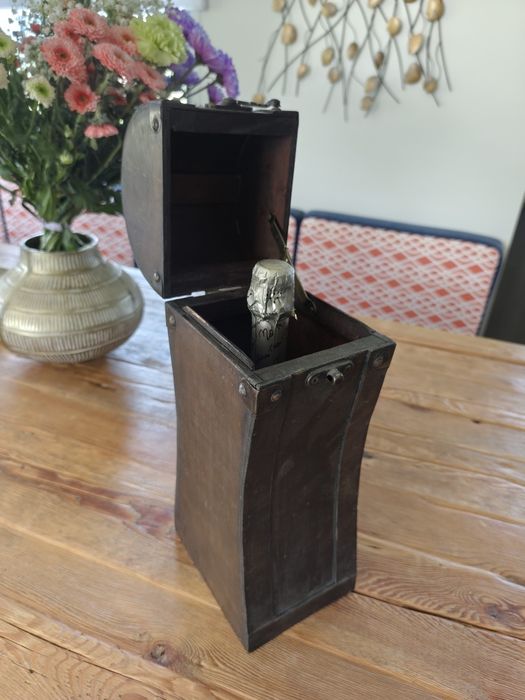 Elegancki, drewniany kuferek na wino