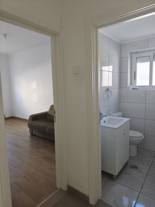 T2 Remodelado com logradouro transformado em T0 — Corroios, Setúbal