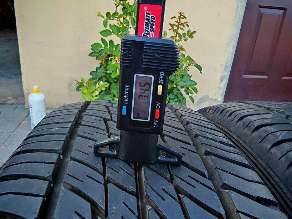 Opony wielosezonowe  Dunlop 235/60/16 cena za 2 szt.