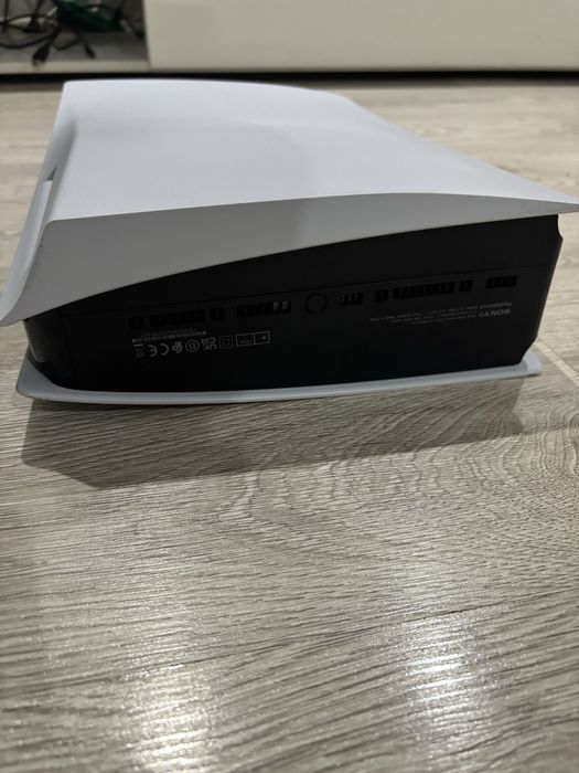 PlayStation 5 z napędem + dwa pady