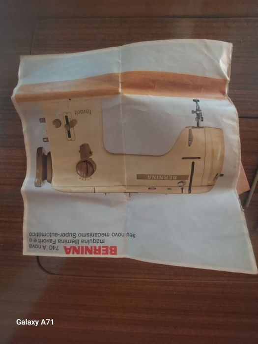 Máquina de costura antiga com móvel