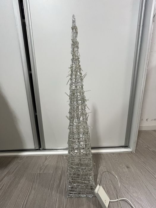 Renas e arvore de natal com luz