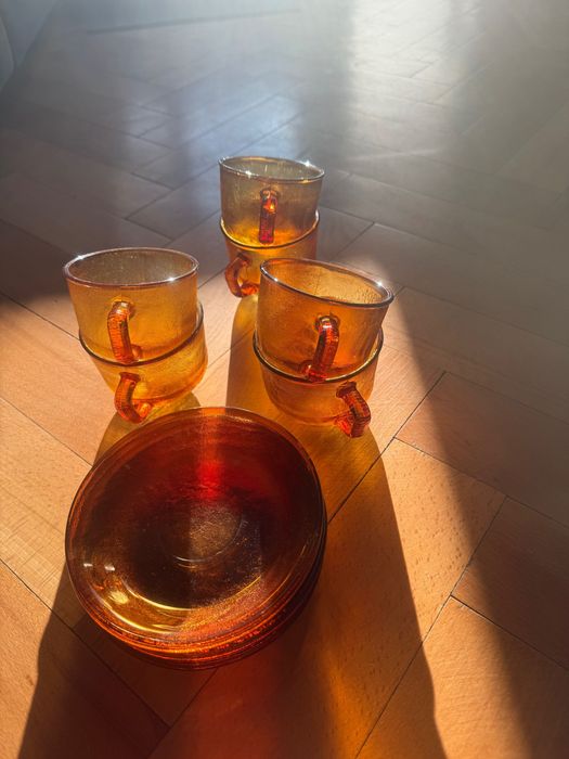 Filiżanki ze spodkami ze szkła miodowego