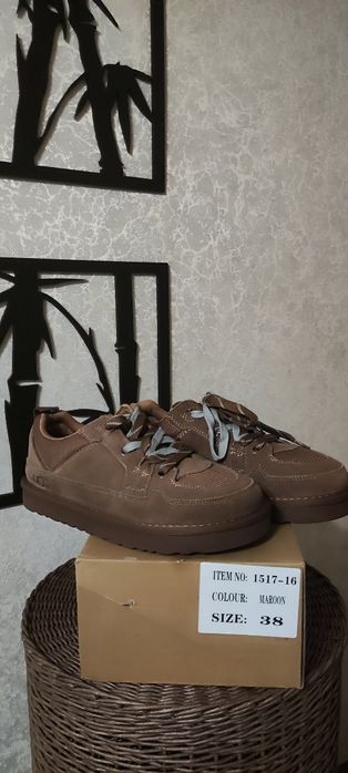 Нові кросівки на широку ніжку