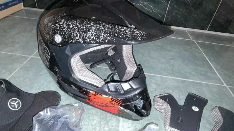 kask motocrossowy z akcesoriami