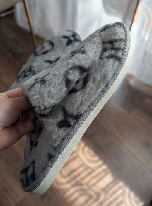 Klapki pantofle kapcie logowane szare nowe 40-41