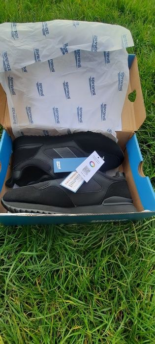 Фірмові кросівкі