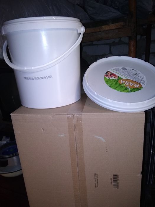 Відра 10літрові як нові з кришкою