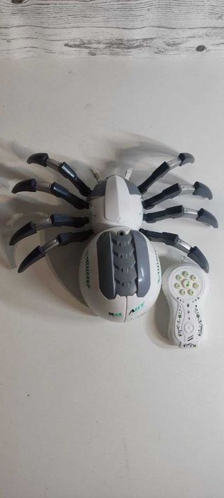 Zdalnie sterowany robot-pająk, świecą oczy i wypuszcza parę.