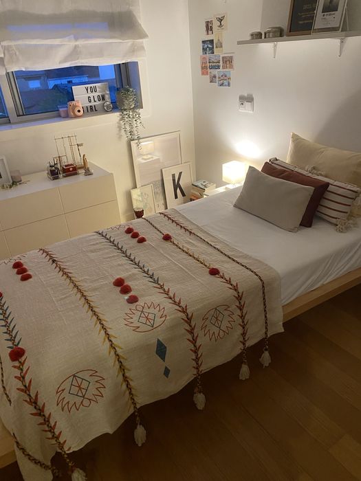 Cama de solteito com colchao