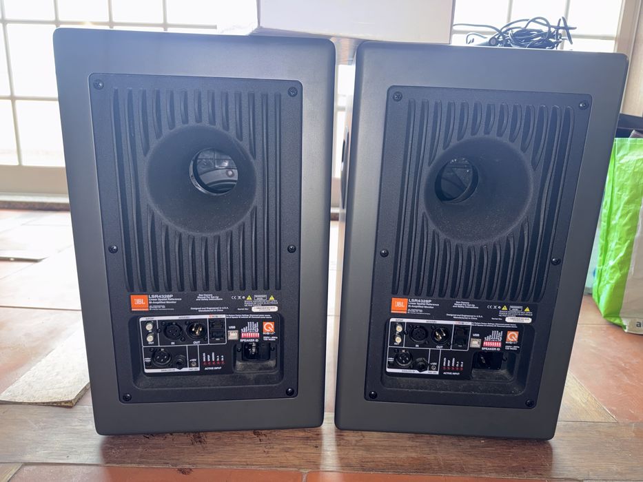 Par de monitores de estúdio JBL LSR4328P + acessórios