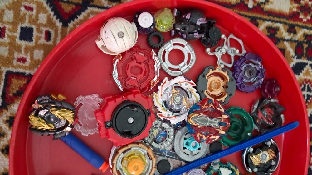 Іграшки різні. Бейблейди, бакуган. Beyblayde, Bakugan.