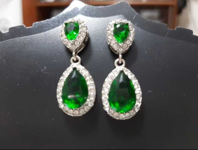 Brincos Prateados com zircônia verde esmeralda