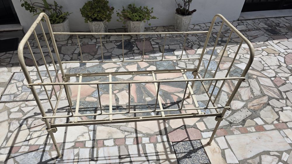 Berço centenário em ferro
