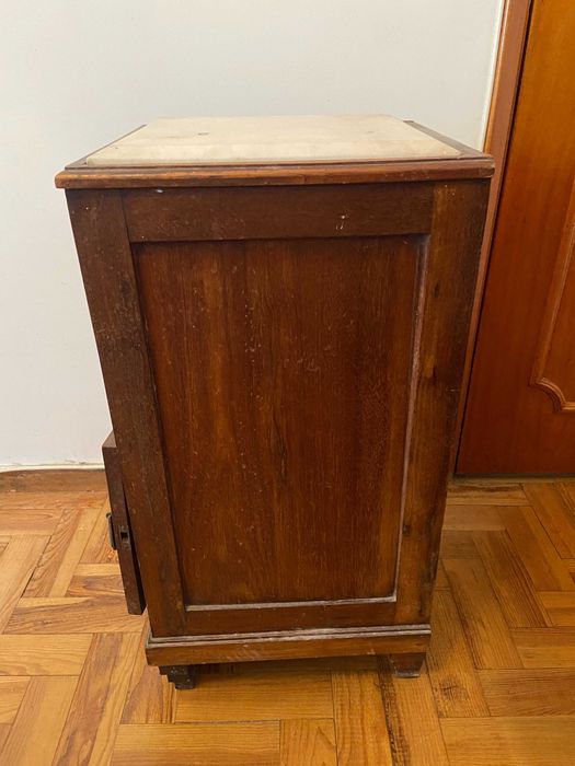 Mesa de cabeceira antiga com tampo em mármore