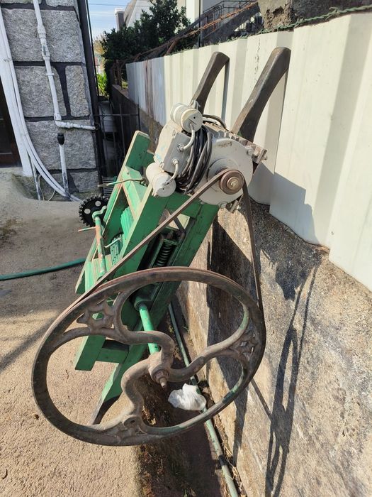 Esmagador de uvas com motor