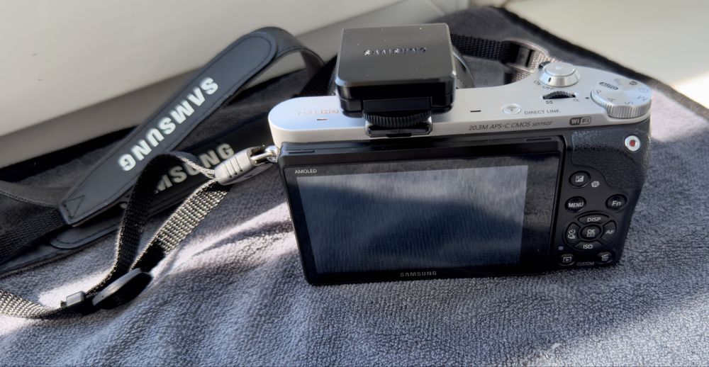 Бездзеркальна фотокамера Samsung NX300 + об'єктив 20-50mm II, модуль спалаху
