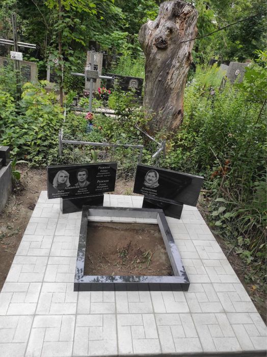 Не дорогі памʼятники з граніту.