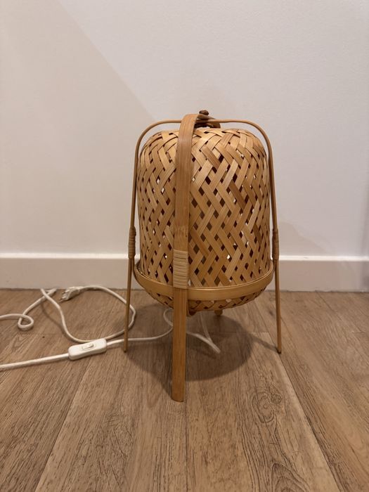 Candeeiro de palinha e madeira