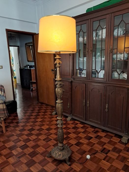 Candeiro de pé em madeira