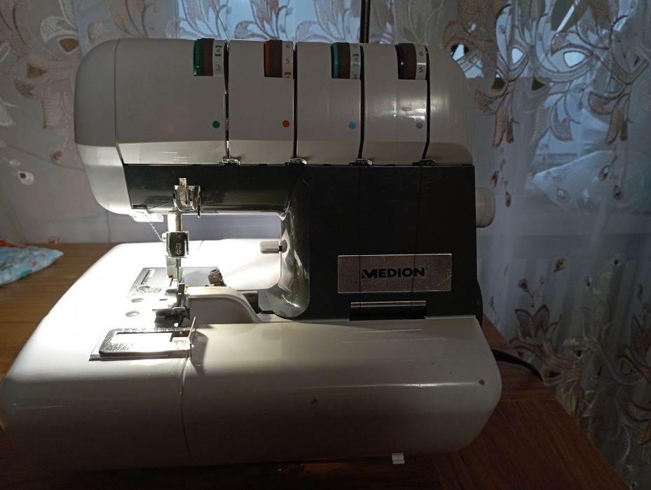 Продам оверлок MEDION
