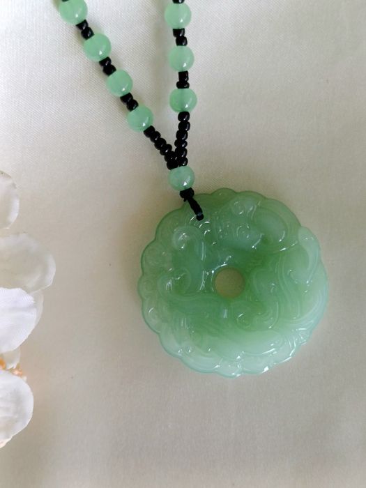 Naszyjnik - Rzeźbiony zielony jadeit