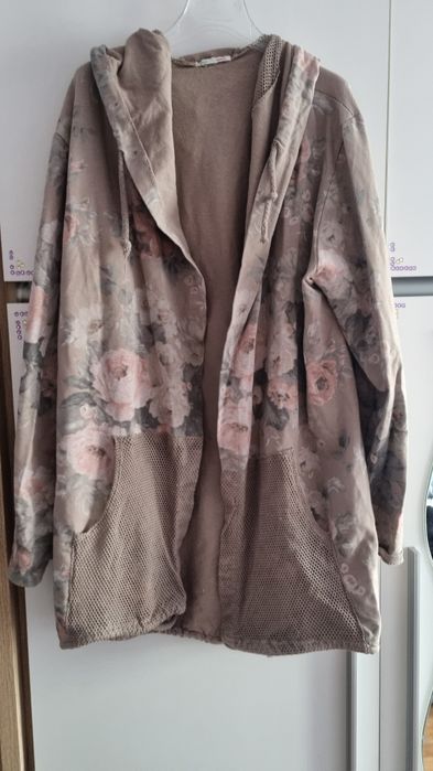 Piękna włoska bluza w kwiaty.