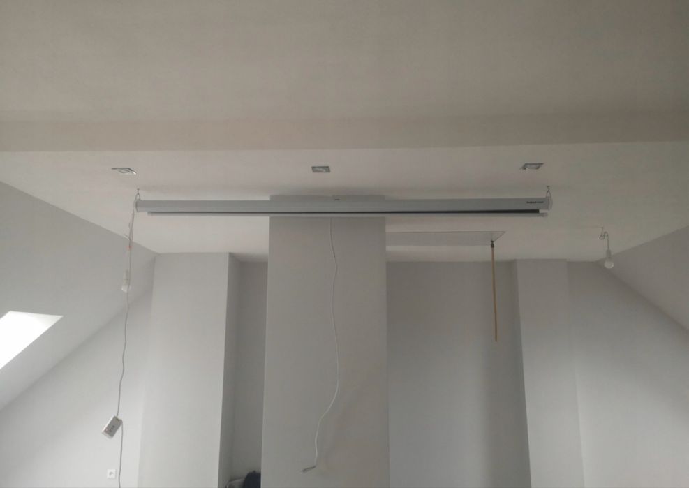 Ekran projekcyjny 100 cali