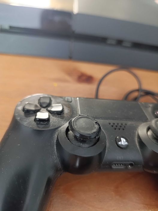 PS4 500GB, 2 Pady, 4 gry.
