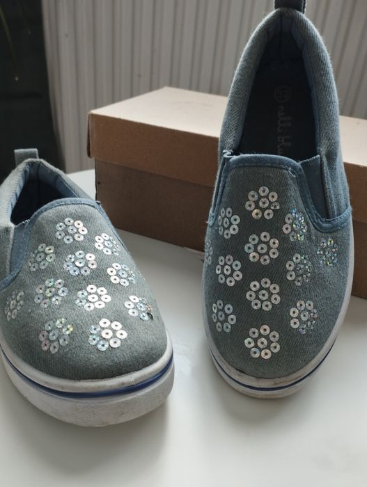 Buty dziewczęce z cekinami