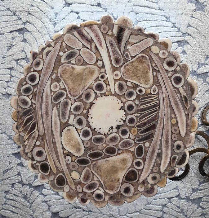 Stolik kawowy okrągły z poroża jelenia.