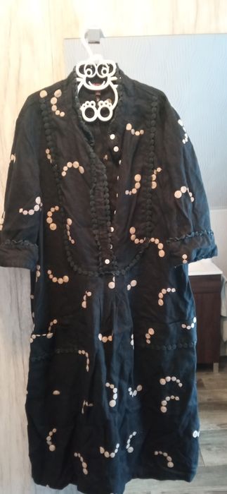 Czarna suknia z krótkim rękawem