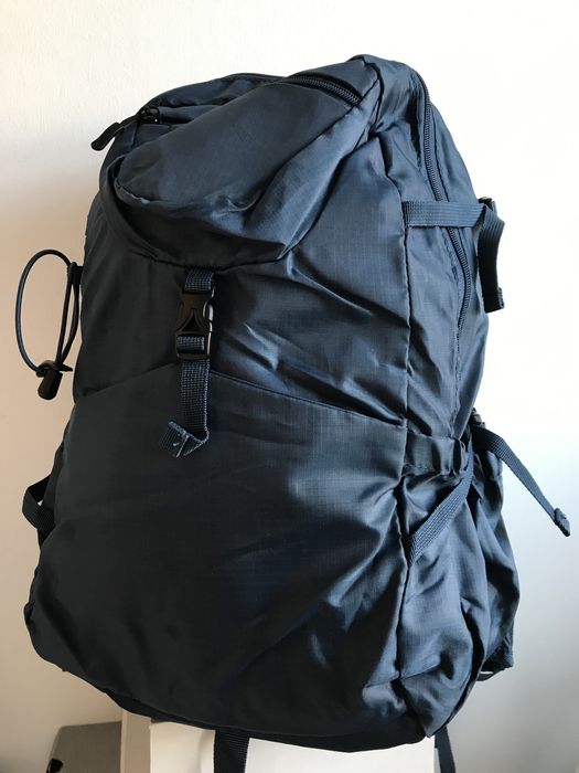 Plecak niebieski trekkingowy 25 l, regulacja objętości, rzep na bukłak