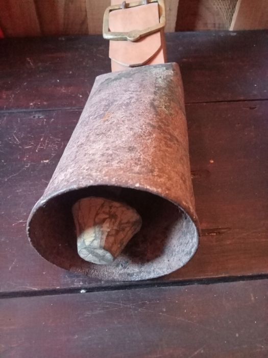 Chocalho com fita em pele